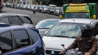 Kendaraan terjebak kemacetan menuju kawasan wisata Lembang di Jalan Setiabudi, Bandung, Jawa Barat, Kamis (29/10/2020). ANTARA FOTO/Raisan Al Farisi