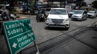 Volume kendaraan yang memadati kawasan wisata Lembang mengalami peningkatan ketimbang hari pertama libur panjang. Alhasil, kendaraan terjebak kemacetan menuju kawasan wisata Lembang di Jalan Setiabudi, Bandung, Jawa Barat, Kamis (29/10/2020). ANTARA FOTO/Raisan Al Farisi