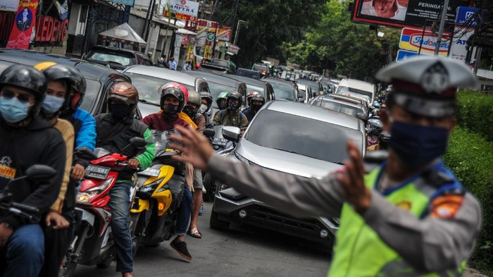 KEMACETAN MENUJU KAWASAN WISATA LEMBANG Anggota kepolisian mengalihkan jalur menuju kawasan wisata Lembang di Jalan Setiabudi, Bandung, Jawa Barat, Kamis (29/10/2020). Pada cuti bersama serta libur panjang Maulid Nabi Muhammad SAW hari kedua, jalur wisata menuju Lembang dipadati kendaraan wisatawan, dan kepolisian memberlakukan pengalihan arus untuk mengurai kemacetan. ANTARA FOTO/Raisan Al Farisi/aww.