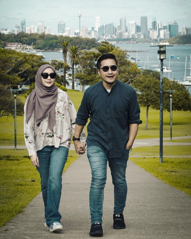 Karena negaranya menghina nabiku di bulan kelahirannya barang2 RECEHAN brand2 prancis ini Ngga layak ada di lemari yg pemiliknya sangat mencintai nabinya Brand2 ini Kastanya langsung jadi “paling rendah. Smentara pernyataannya gitu. Barang2 ini Ga akan kami pakai. Berapapun harganya, Ga sebanding sama nabiku sama sekali. So insulting, demikian Arie Untung mengenai tas-tas buatan Prancis milik istrinya Fenita Arie. Foto: dok. Instagram @fenitarie