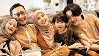 Keduanya kini mesra dan bahagia setelah hijrah bersama-sama. (Foto: dok. Instagram @fenitarie) 