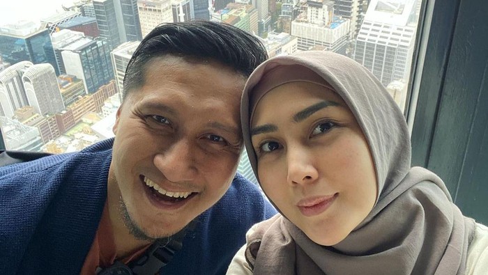 Kemesraan Arie Untung dan Fenita Arie usai Hijrah