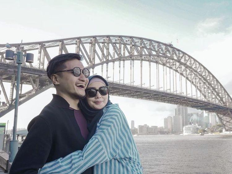 Arie Untung Nyaris Cerai dengan Fenita Arie, Kini Mesra Hijrah Bareng