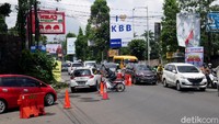 Berdasarkan pantauan di ruas Jalan Raya Lembang Kamis (29/10/2020), kendaraan berbaris rapi melaju perlahan baik dari arah Bandung menuju Lembang maupun sebaliknya. Foto: Whisnu Pradana