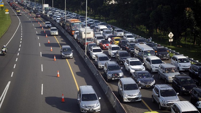 Sejumlah kendaraan memadati ruas jalan jalur Puncak, Gadog, Kabupaten Bogor, Jawa Barat,  Kamis (29/10/2020). Pada cuti bersama serta libur panjang Maulid Nabi Muhammad SAW hari ke-dua jalur wisata Puncak Bogor semakin dipadati kendaraan wisatawan, Sat Lantas Polres Bogor memberlakukan rekayasa lalu lintas sistem satu jalur atau one way dan sistem lawan arah atau contraflow untuk mengurai kepadatan kendaraan. ANTARA FOTO/Yulius Satria Wijaya/nz