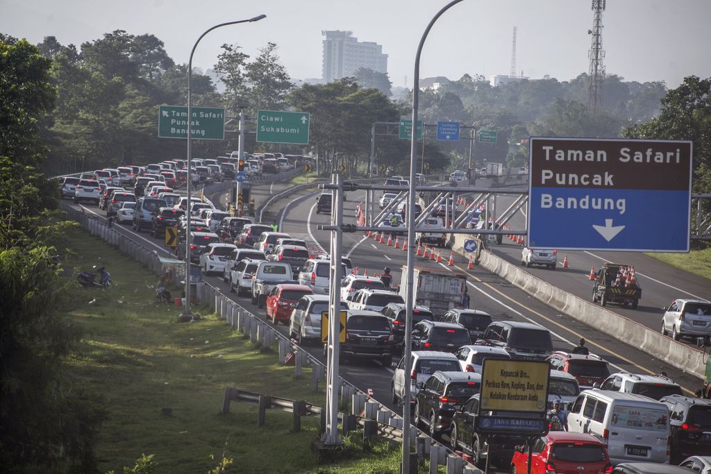 Sejumlah kendaraan memadati ruas jalan jalur Puncak, Gadog, Kabupaten Bogor, Jawa Barat,  Kamis (29/10/2020). Pada cuti bersama serta libur panjang Maulid Nabi Muhammad SAW hari ke-dua jalur wisata Puncak Bogor semakin dipadati kendaraan wisatawan, Sat Lantas Polres Bogor memberlakukan rekayasa lalu lintas sistem satu jalur atau one way dan sistem lawan arah atau contraflow untuk mengurai kepadatan kendaraan. ANTARA FOTO/Yulius Satria Wijaya/nz