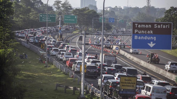 KEPADATAN JALUR PUNCAK PADA LIBUR PANJANG HARI KEDUA Sejumlah kendaraan memadati ruas jalan jalur Puncak, Gadog, Kabupaten Bogor, Jawa Barat, Kamis (29/10/2020). Pada cuti bersama serta libur panjang Maulid Nabi Muhammad SAW hari ke-dua jalur wisata Puncak Bogor semakin dipadati kendaraan wisatawan, Sat Lantas Polres Bogor memberlakukan rekayasa lalu lintas sistem satu jalur atau one way dan sistem lawan arah atau contraflow untuk mengurai kepadatan kendaraan. ANTARA FOTO/Yulius Satria Wijaya/nz