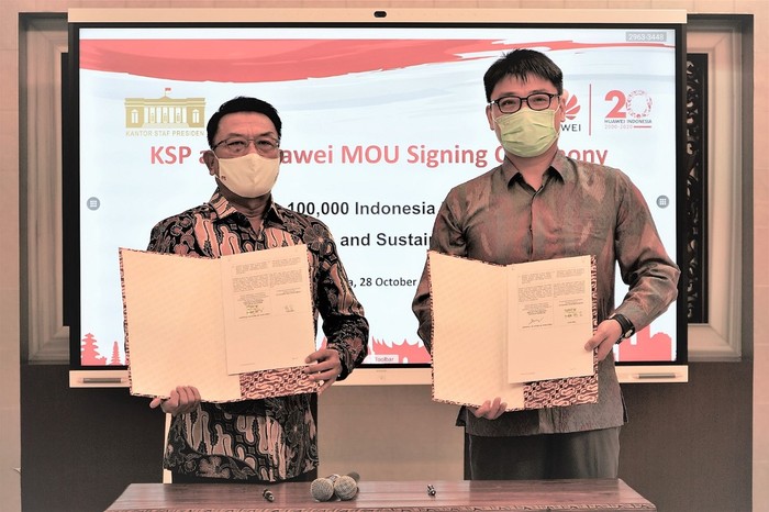 Kepala Staf Kepresidenan bersama Jacky Chen, CEO Huawei Indonesia seusai melakukan penandatanganan Nota Kesepahaman di Jakarta
