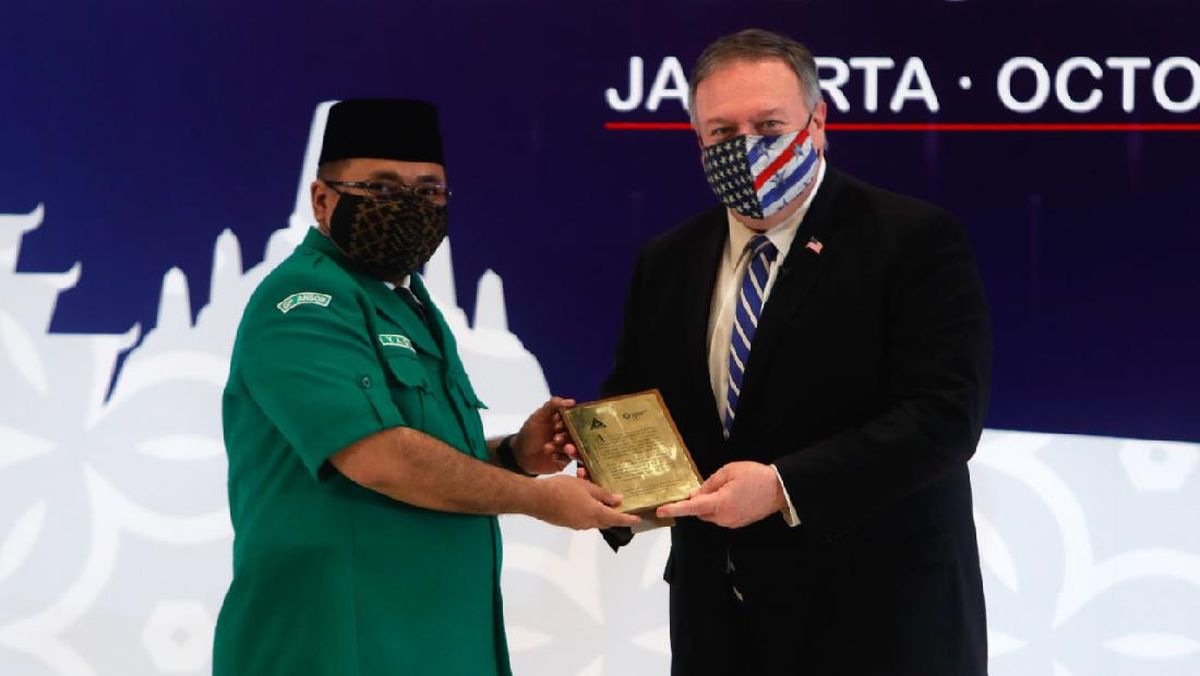 Qozgalganda, jinsiy olatni kavisli boladi