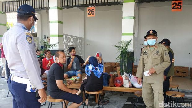 Tim Gabungan Sisir Pengunjung Tak Bermasker di Objek Wisata Air Klaten, Kamis (29/10).
