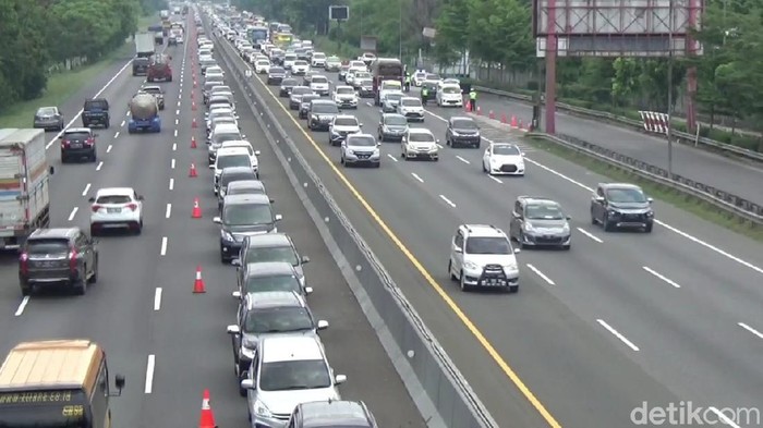 Kondisi lalu lintas d Tol Cikampek.