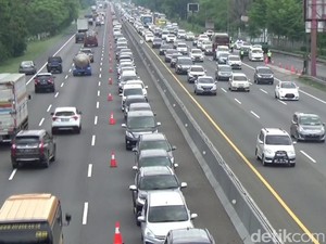 Urai Kepadatan, Polisi Lakukan Rekayasa Lalin di Tol Cikampek