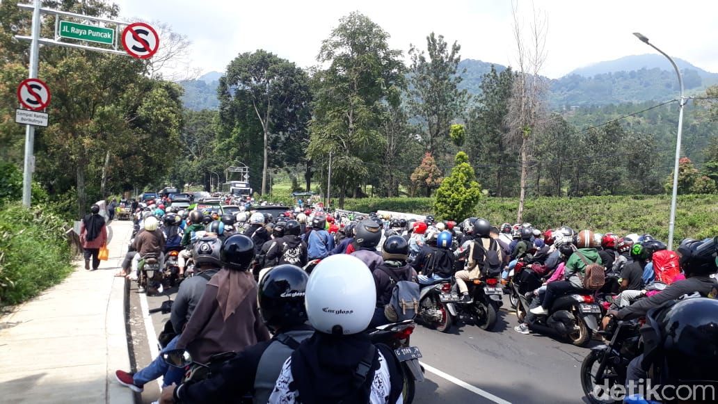 Kondisi lalu lintas di Jalan Raya Puncak Bogor.