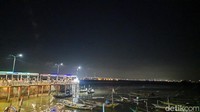 Tiketnya pun murah, cuma Rp 2.000 saja. Wisata kuliner di pinggir pantai dengan pemandangan mengarah Jembatan Suramadu ini pun jadi primadona baru di Bangkalan, Madura.