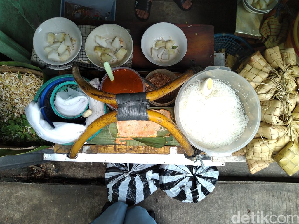 Laksa Bogor Punya Kuah Kental dan Pakai Oncom Merah