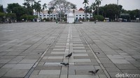 Selama pandemi COVID-19 area Taman Fatahillah hanya dibuka sampai pukul 17.30 WIB. Tak seperti biasanya kawasan itu yang bisa hidup bahkan bisa dibilang sampai 24 jam.