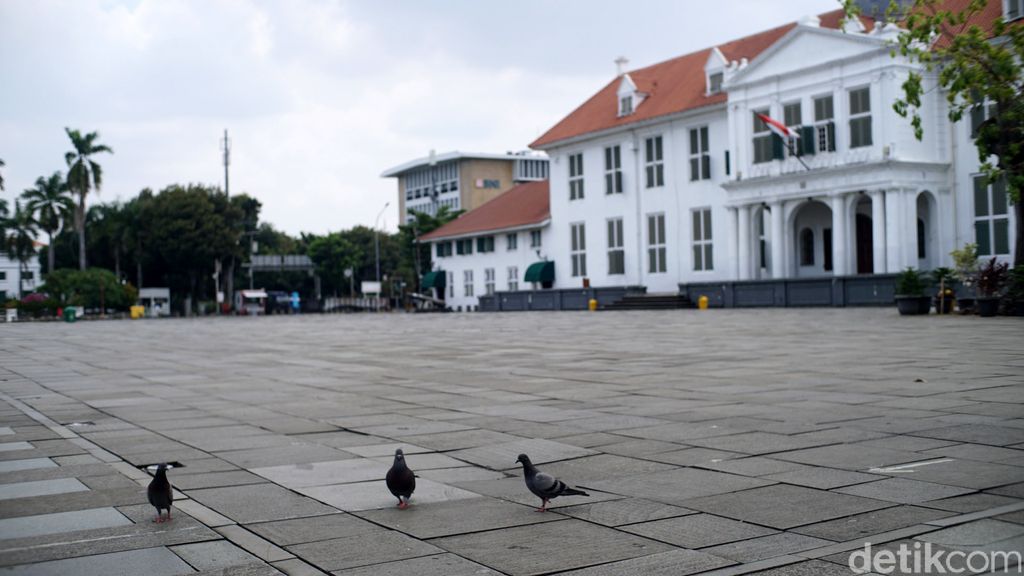Memasuki libur hari kedua, Wisatawan mulai mendatangi objek wisata Kota Tua, Jakarta, Kamis (29/10/2020). Libur panjang dan cuti bersama yang ditetapkan pemerintah seperti ini biasanya kawasan wisata kota tua selalu dibanjiri oleh pengunjung.