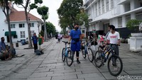 Ada juga sebagian warga Jakarta yang menggowes sepedanya ke arah Kota Tua Jakarta untuk beristirahat sejenak dan melepas lelah.