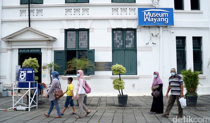 Memasuki libur hari kedua, Wisatawan mulai mendatangi objek wisata Kota Tua, Jakarta, Kamis (29/10/2020). Libur panjang dan cuti bersama yang ditetapkan pemerintah seperti ini biasanya kawasan wisata kota tua selalu dibanjiri oleh pengunjung.