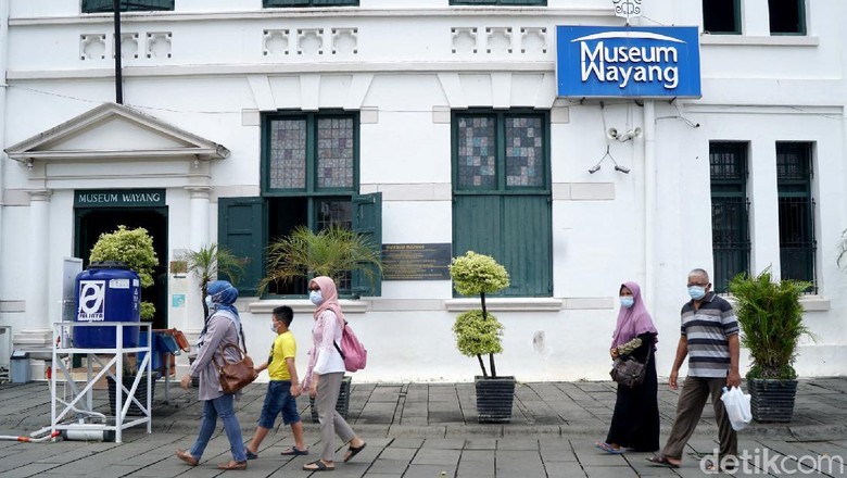 Libur Hari Kedua, Kota Tua jadi Pilihan Liburan Warga Jakarta Memasuki libur hari kedua, Wisatawan mulai mendatangi objek wisata Kota Tua, Jakarta, Kamis (29/10/2020). Libur panjang dan cuti bersama yang ditetapkan pemerintah seperti ini biasanya kawasan wisata kota tua selalu dibanjiri oleh pengunjung.