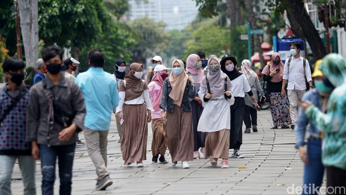 Memasuki libur hari kedua, Wisatawan mulai mendatangi objek wisata Kota Tua, Jakarta, Kamis (29/10/2020). Libur panjang dan cuti bersama yang ditetapkan pemerintah seperti ini biasanya kawasan wisata kota tua selalu dibanjiri oleh pengunjung.