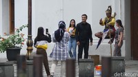 Di tengah pandemi ini, kawasan Kota Tua memang sempat mengalami beberapa kali buka tutup oleh pemerintah daerah DKI Jakarta untuk menekan laju penyebaran dan penularan virus Corona.