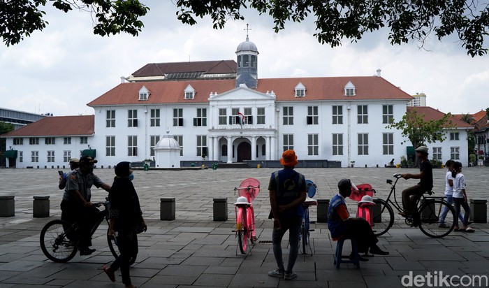 Memasuki libur hari kedua, Wisatawan mulai mendatangi objek wisata Kota Tua, Jakarta, Kamis (29/10/2020). Libur panjang dan cuti bersama yang ditetapkan pemerintah seperti ini biasanya kawasan wisata kota tua selalu dibanjiri oleh pengunjung.