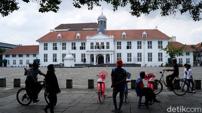 Memasuki libur hari kedua, Wisatawan mulai mendatangi objek wisata Kota Tua, Jakarta, Kamis (29/10/2020). Libur panjang dan cuti bersama yang ditetapkan pemerintah seperti ini biasanya kawasan wisata kota tua selalu dibanjiri oleh pengunjung.