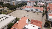 Alhasil pengunjung hanya bisa berfoto di Taman Fatahillah sembari menikmati senja.