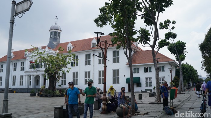 Memasuki libur hari kedua, Wisatawan mulai mendatangi objek wisata Kota Tua, Jakarta, Kamis (29/10/2020). Libur panjang dan cuti bersama yang ditetapkan pemerintah seperti ini biasanya kawasan wisata kota tua selalu dibanjiri oleh pengunjung.