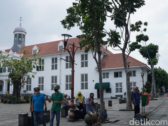 Memasuki libur hari kedua, Wisatawan mulai mendatangi objek wisata Kota Tua, Jakarta, Kamis (29/10/2020). Libur panjang dan cuti bersama yang ditetapkan pemerintah seperti ini biasanya kawasan wisata kota tua selalu dibanjiri oleh pengunjung.