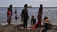 Seperti diketahui, Pantai Ancol jadi destinasi wisata andalan bagi warga di Ibu Kota. Berdasar Info data pengunjung ancol, Kamis, 29 Oktober 2020 s.d pukul 12.00 tercatat ada 19.019 pengunjung yang datang ke sana.