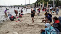 Pantai Ancol tampak ramai oleh wisatawan yang mengisi waktu libur panjang Maulid Nabi Muhammad SAW bersama keluarga, Kamis (28/10/2020).