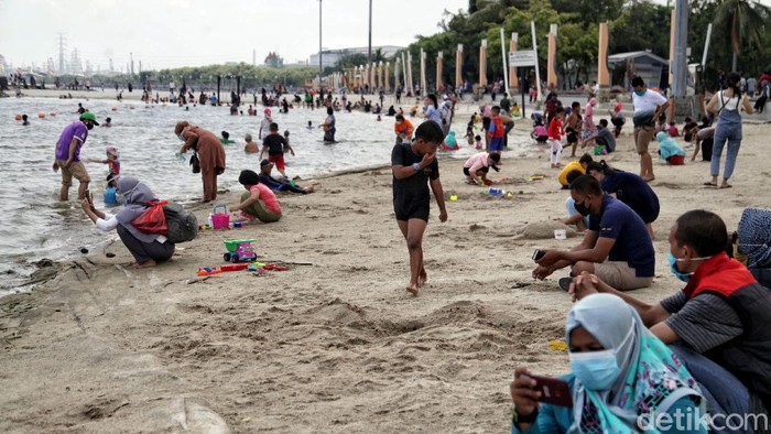 Momen libur Maulid Nabi Muhammad SAW dimanfaatkan warga untuk berwisata bersama keluarga. Pantai Ancol pun jadi destinasi andalan warga Jakarta.