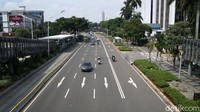 Jalan protokol tersebut tampak lengang.