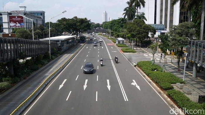 Libur panjang ini membuat lalu lintas di jalan protokol di ibu kota sepi. Seperti terlihat di jalan Sudirman, Jakarta.
