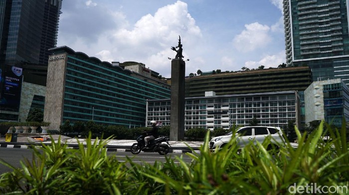 Libur panjang ini membuat lalu lintas di jalan protokol di ibu kota sepi. Seperti terlihat di jalan Sudirman, Jakarta.