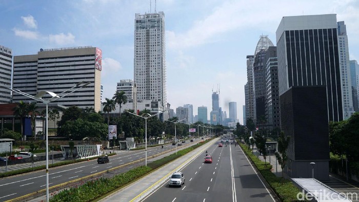 Libur panjang ini membuat lalu lintas di jalan protokol di ibu kota sepi. Seperti terlihat di jalan Sudirman, Jakarta.