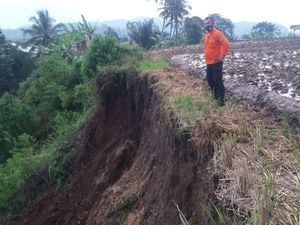 Longsor Dekat Tol Cipularang KM 116, BPBD Bandung Barat: Tak Mengancam