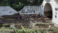 Hujan lebat mengakibatkan longsor yang sempat menimbun jalur KA di terowongan Kebasen, Banyumas, Jateng, pada Rabu (28/10) malam pukul 22.50 WIB, dan menyebabkan sejumlah perjalanan KA sempat terganggu.