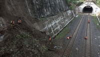 Sejumlah pekerja, memindahkan material longsoran yang menutupi jalur Kereta Api (KA), di Terowongan Kebasen, Banyumas, Jateng, Kamis (29/10/2020).