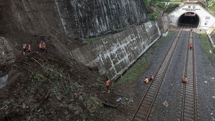 LONGSOR GANGGU PERJALANAN KERETA API DI BANYUMAS Sejumlah pekerja memindahkan material longsoran yang menutupi jalur Kereta Api (KA), di Terowongan Kebasen, Banyumas, Jateng, Kamis (29/10/2020). Hujan lebat mengakibatkan longsor yang sempat menimbun jalur KA di terowongan Kebasen, Banyumas, Jateng, pada Rabu (28/10) malam pukul 22.50 WIB, dan menyebabkan sejumlah perjalanan KA sempat terganggu. ANTARA FOTO/Idhad Zakaria/nz.