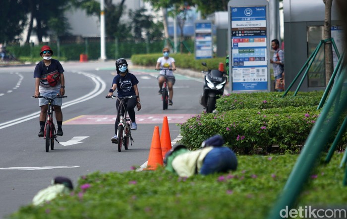 Jalan-jalan di ibu kota sepi saat libur panjang ini. Warga pun memanfaatkan momen ini dengan bersepeda di jalan tersebut.