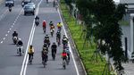 Membelah Sepinya Jalan Sudirman dengan Sepeda