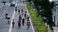 Hanya terlihat sedikit kendaraan bermotor yang melintas.