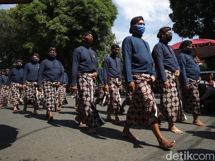 Abdi dalem Keraton Yogyakarta mengikuti Grebeg Maulud di komplek Keraton Yogyakarta, Kamis (29/10). Acara ini diselenggarakan dengan protokol kesehatan ketat.
