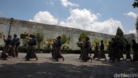 Pelaksanaan Grebeg Maulud tahun ini dilakukan dengan penerapan standar protokol kesehatan ketat untuk mencegah persebaran COVID-19.