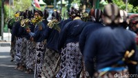 Ubo rampe dibagikan kepada abdi dalem yang kemudian didistribusikan ketiga tempat, Puro Pakualaman, Komplek Kepatihan dan Masjid Agung Kauman.