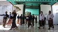 Puluhan abdi dalem Keraton Yogyakarta memasuki komplek Keraton persiapan membagikan Ubo Rampe.