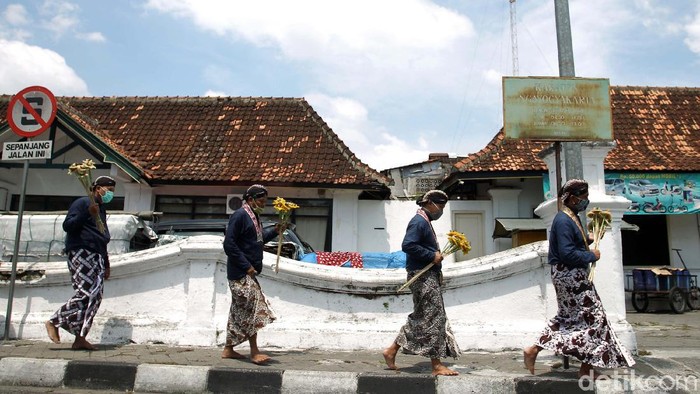 Menengok Grebeg Maulud Yogyakarta dengan Protokol Kesehatan Abdi dalem Keraton Yogyakarta mengikuti Grebeg Maulud di komplek Keraton Yogyakarta, Kamis (29/10). Acara ini diselenggarakan dengan protokol kesehatan ketat.